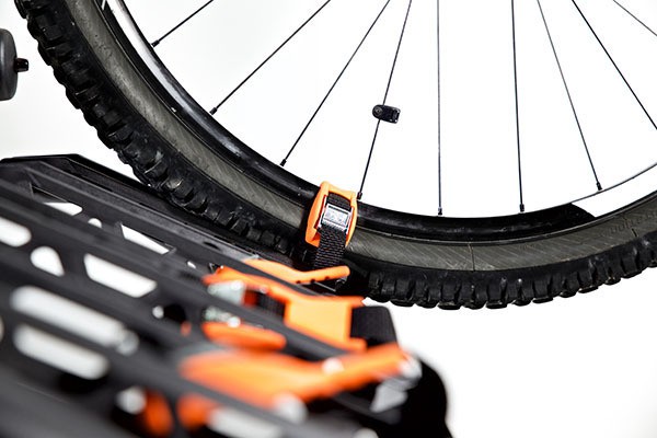 Portabicicletas TowCar T4 detalle sujeción rueda bici